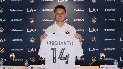 Almeyda comparó críticas a Chicharito con 'ataques' a Messi en Argentina