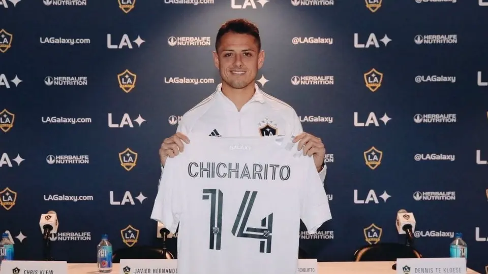 Almeyda comparó críticas a Chicharito con 'ataques' a Messi en Argentina