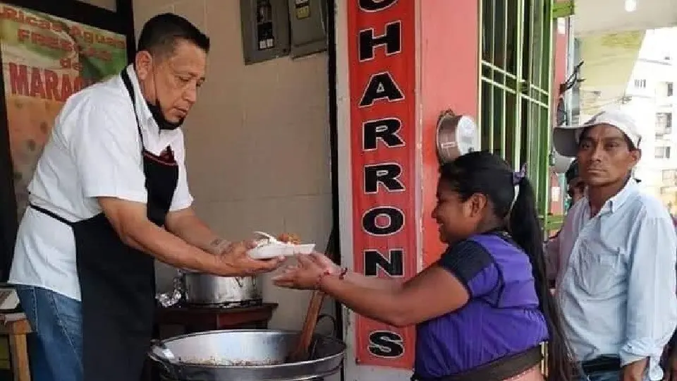 Local de carnitas regaló comida a vendedores ambulantes ante pandemia de COVID-19