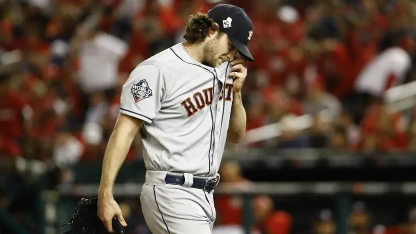 Aficionadas enseñaron sus pechos a pitcher de Astros en Serie Mundial y fueron vetadas