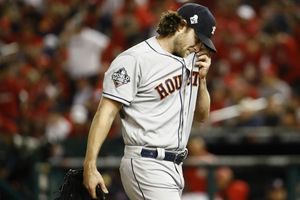 Aficionadas enseñaron sus pechos a pitcher de Astros en Serie Mundial y fueron vetadas