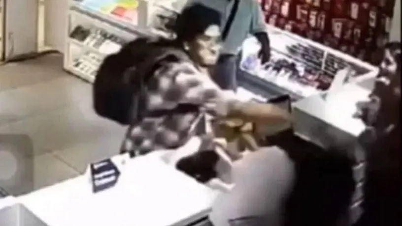 Hombre golpeó a empleada de una tienda del Tren Suburbano en Tlalnepantla