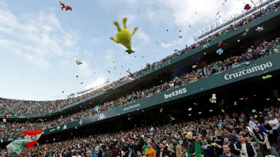 Afición del Betis hizo una lluvia de peluches en el descaso del juego vs Atlético