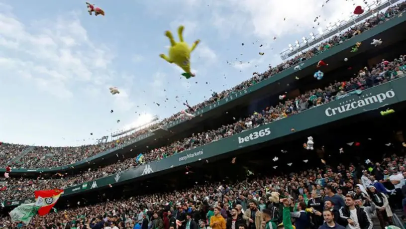Afición del Betis hizo una lluvia de peluches en el descaso del juego vs Atlético