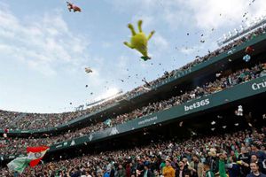 Afición del Betis hizo una lluvia de peluches en el descaso del juego vs Atlético