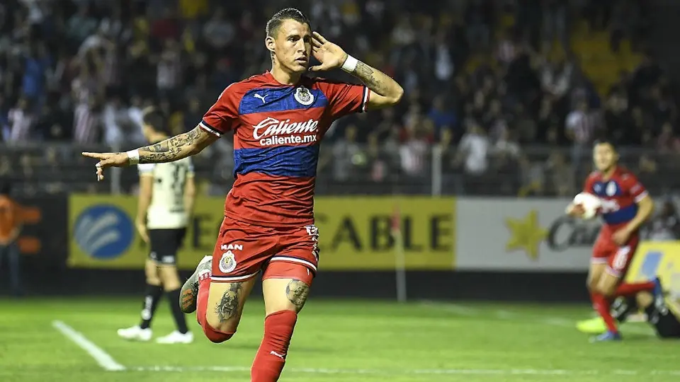 Chicote Calderón no entrenó con Chivas, pero ayer cantó con banda en la madrugada