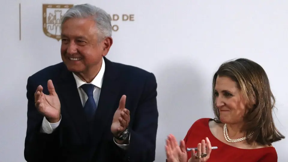 Diputados del PRD rompen piñata de AMLO en su fiesta navideña