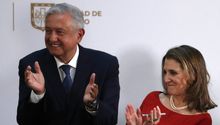 Diputados del PRD rompen piñata de AMLO en su fiesta navideña