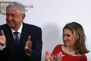 Diputados del PRD rompen piñata de AMLO en su fiesta navideña