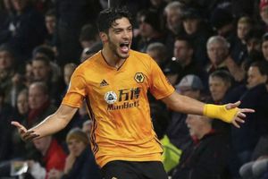 Raúl Jiménez y los Wolves planean regresar al estilo de 'Cuna de Lobos'