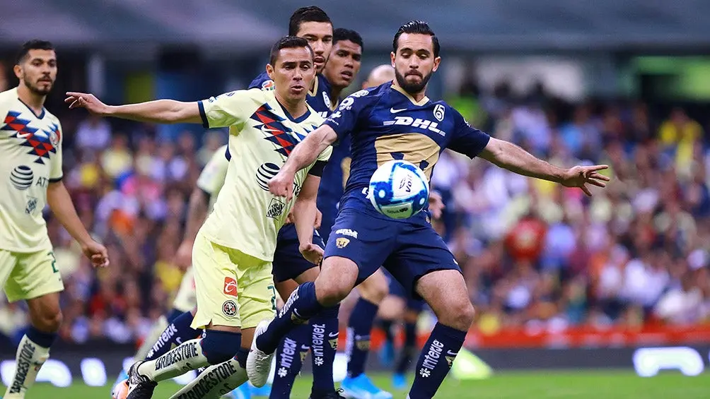 Paul Aguilar y Luis Quintana disputan el balón en un América vs Pumas | IMAGO 7