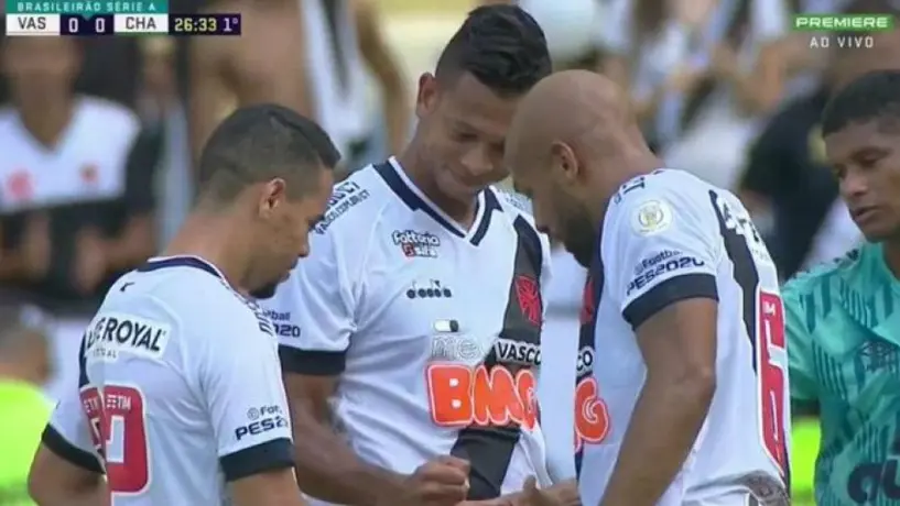 Jugadores de Vasco da Gama juegan 'piedra, papel o tijeras' previo a tiro libre