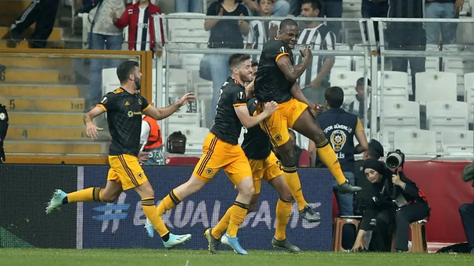 Raúl Jiménez y Wolves vencieron con gol de último minuto al Besiktas