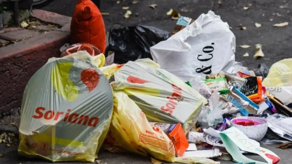 Establecimientos recibirán fuertes multas si distribuyen bolsas de plástico