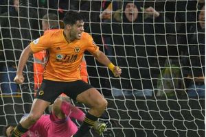 Raúl Jiménez sorprendió a niños en escuela durante campaña con Wolves