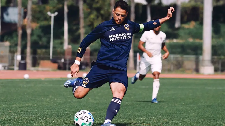 Chicharito apostó pintarse el cabello de rosa si no mete más goles que Vela en MLS