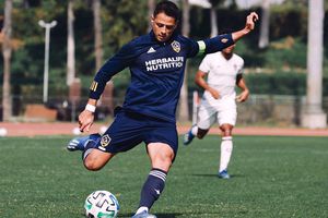 Chicharito apostó pintarse el cabello de rosa si no mete más goles que Vela en MLS