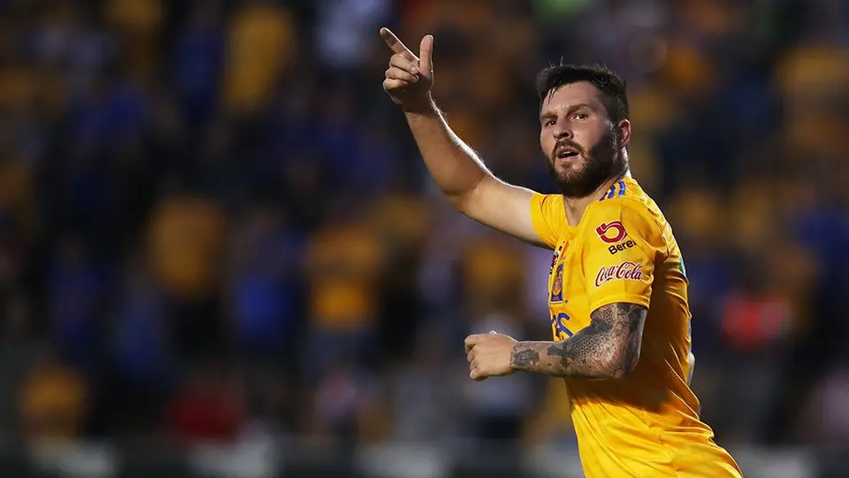 Gignac aprovecha tiempo libre para ver serie de José José