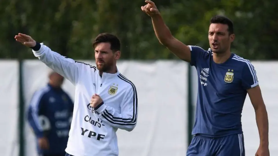 Scaloni: 'Messi juega con la misma responsabilidad en el Barça y en Argentina'