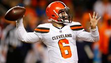 Baker Mayfield planea hincarse durante el himno de EU en 2020