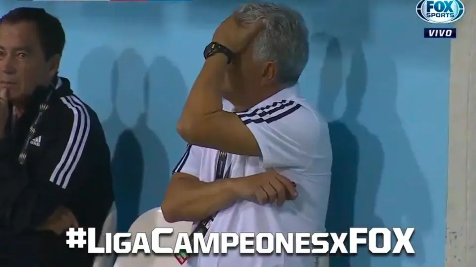 VIDEO: Error de Carlos Salcedo desata la furia del Tuca Ferretti