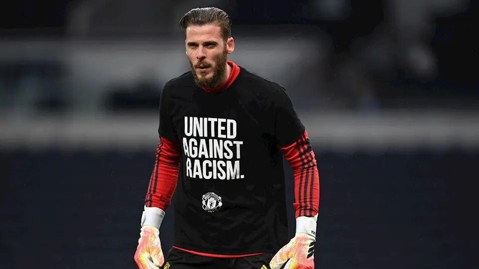 Manchester United: Jugadores salieron a calentar con playeras vs el racismo