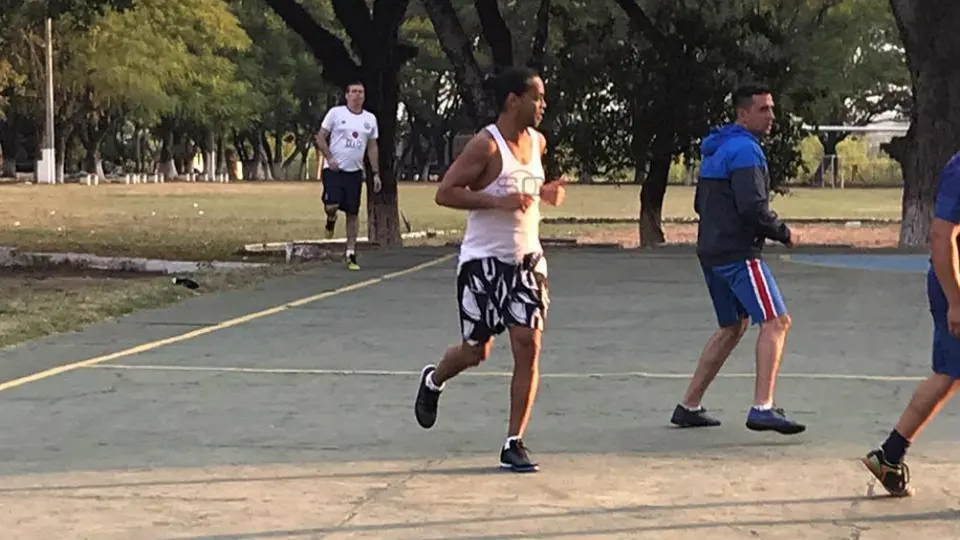 Ronaldinho jugó su primer partido en la cárcel