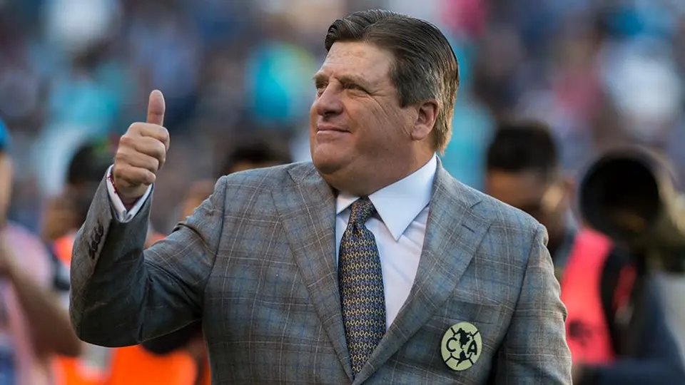Piojo Herrera se sumó al reto de entregar despensas a familias necesitadas