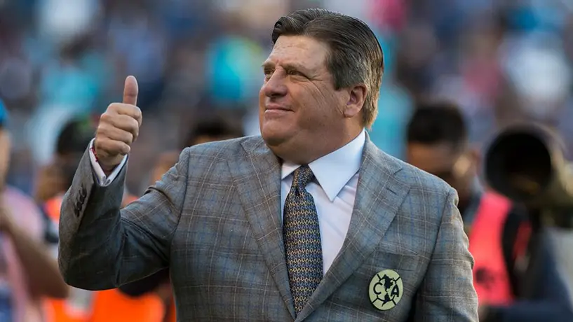 Piojo Herrera se sumó al reto de entregar despensas a familias necesitadas