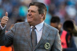 Piojo Herrera se sumó al reto de entregar despensas a familias necesitadas