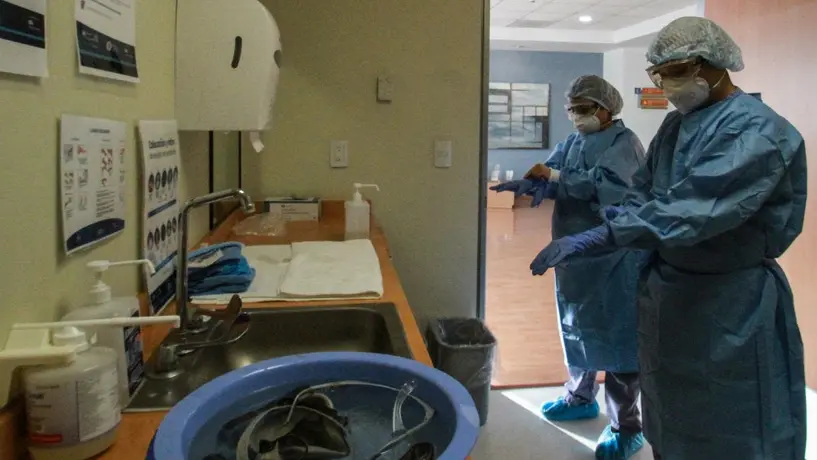 Médicos escriben mensajes en sus batas para apoyar a pacientes con coronavirus