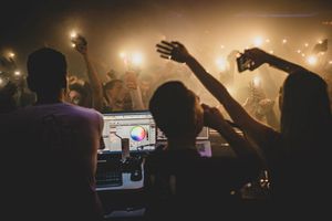 Bebé nació en un antro y le regalan cover gratis vitalicio