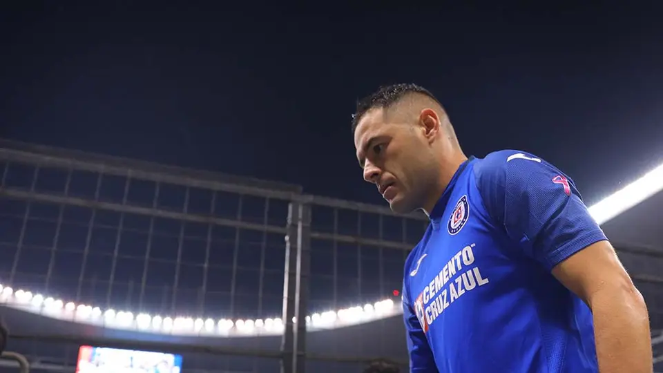Cruz Azul: Pablo Aguilar llegó en silla de ruedas a la CDMX