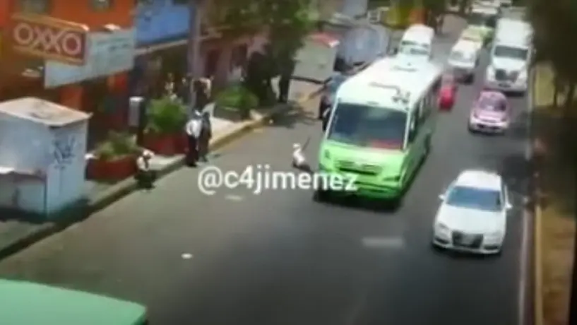 VIDEO: Sujeto intenta asaltar camión, pero es abatido por un policía