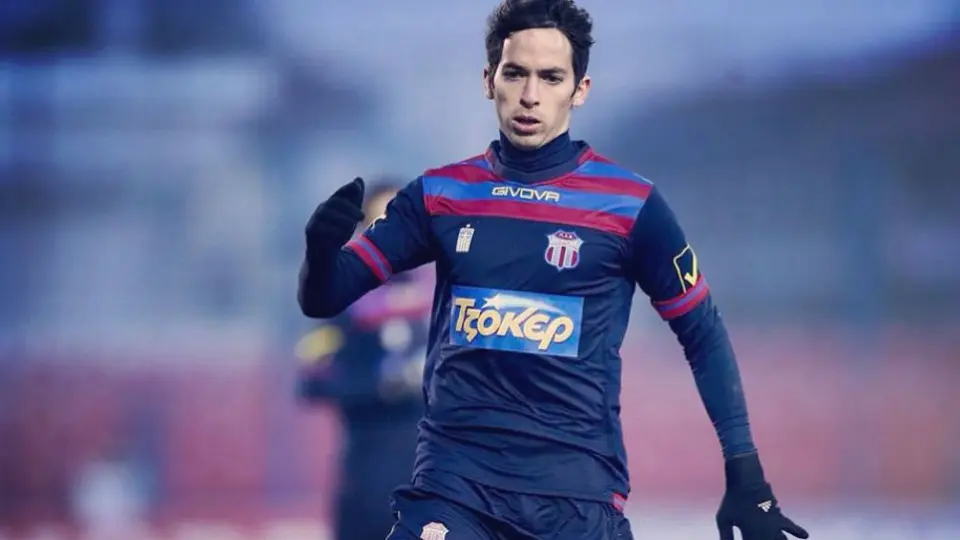 Pedro Arce anotó golazo 'a lo Iniesta' en el futbol de Grecia