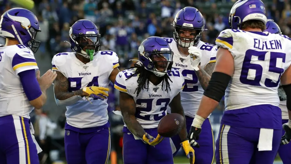 Vikings mantiene vivas sus esperanzas de Playoffs tras aplastar a Chargers