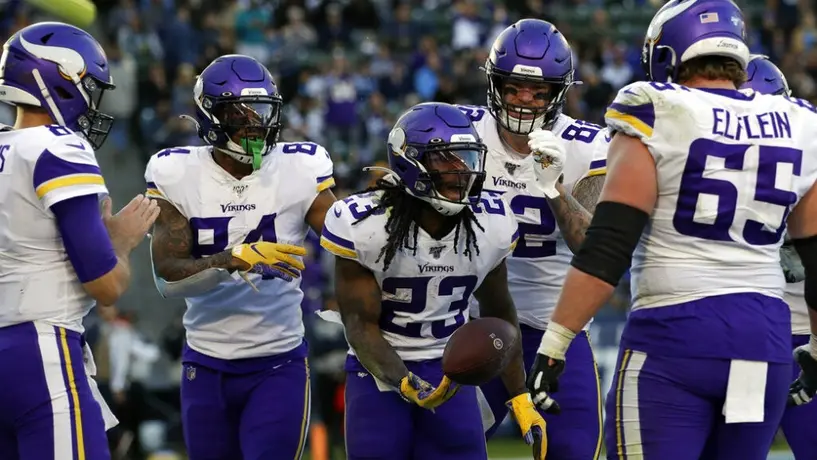 Vikings mantiene vivas sus esperanzas de Playoffs tras aplastar a Chargers