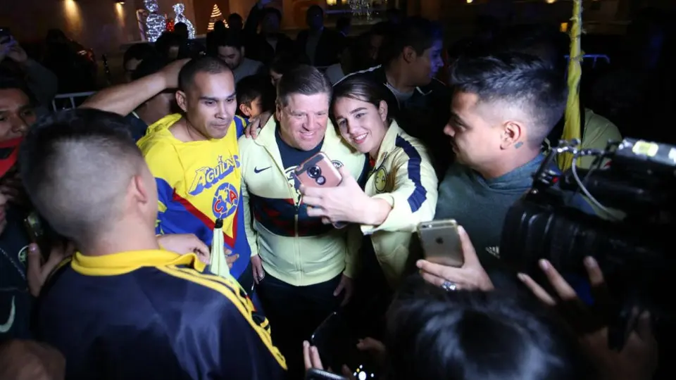 América: Miguel Herrera convivió con aficionados afuera del hotel de concentración