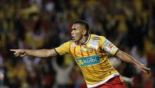 Futbolista costarricense es mantenido por aficionados para no ser despedido