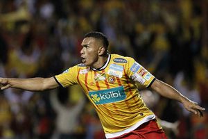 Futbolista costarricense es mantenido por aficionados para no ser despedido