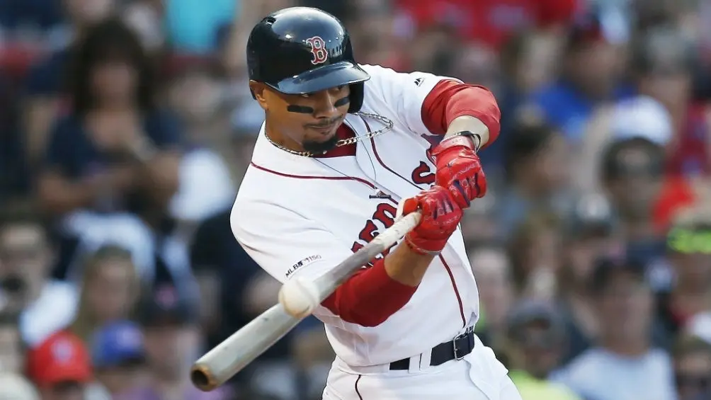 Mookie Betts durante un juego con Boston | AP