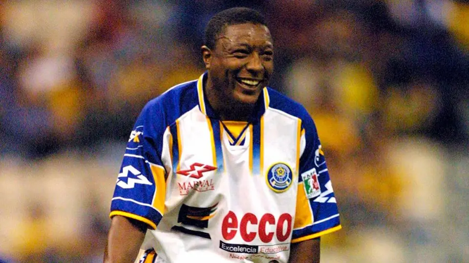 ¿Qué fue de Claudinho, el excéntrico goleador brasileño que militó en México?