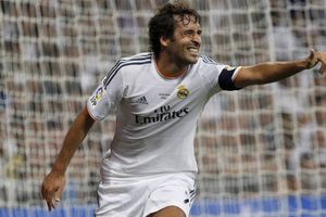 Raúl presume jersey de Celaya en su colección de playeras