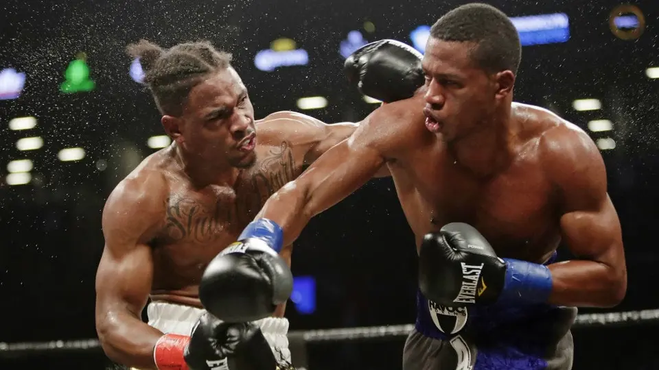 Boxeador lucha por su vida después de recibir aparatoso nocaut