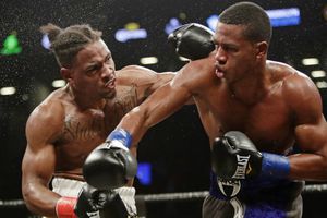 Boxeador lucha por su vida después de recibir aparatoso nocaut