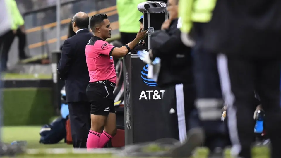 Exárbitros, en desacuerdo con la aplicación del VAR en la Liga MX