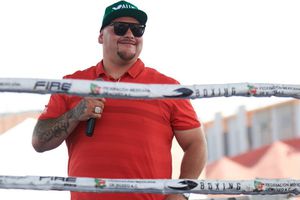 Andy Ruiz presumió su nuevo lujoso Ferrari
