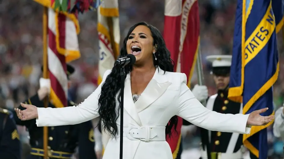 Demi Lovato impresionó con interpretación del Himno Nacional en el Super Bowl LIV