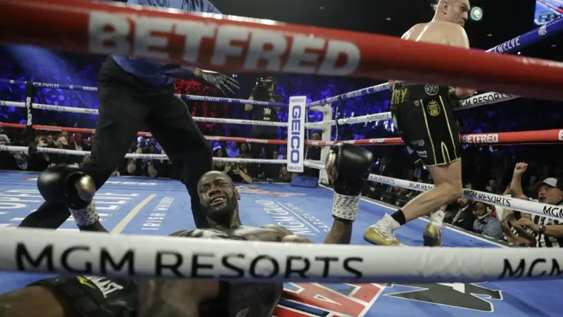 VIDEO: Tyson Fury lamió a Wilder en plena pelea
