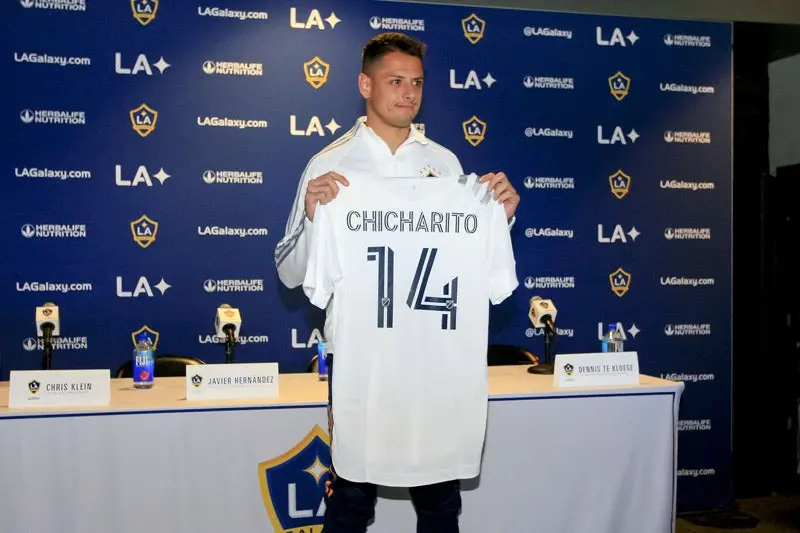 Chicharito posa con su jersey de Galaxy